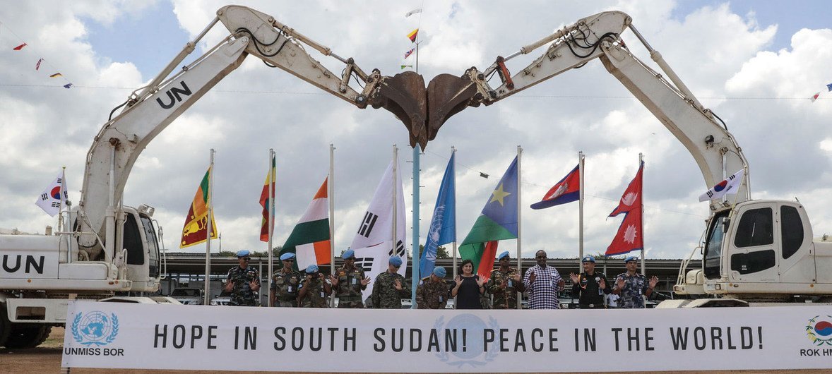 Lors d'une cérémonie de remise des médailles au Soudan du Sud, les soldats de la paix ont fait preuve de créativité avec du matériel de construction qui a servi de toile de fond pour le défilé.