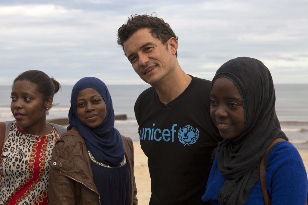 2019年5月28日，联合国儿童基金会亲善大使、著名演员奥兰多•布鲁姆（Orlando Bloom）与莫桑比克飓风灾区贝拉的青年志愿者在一起。 