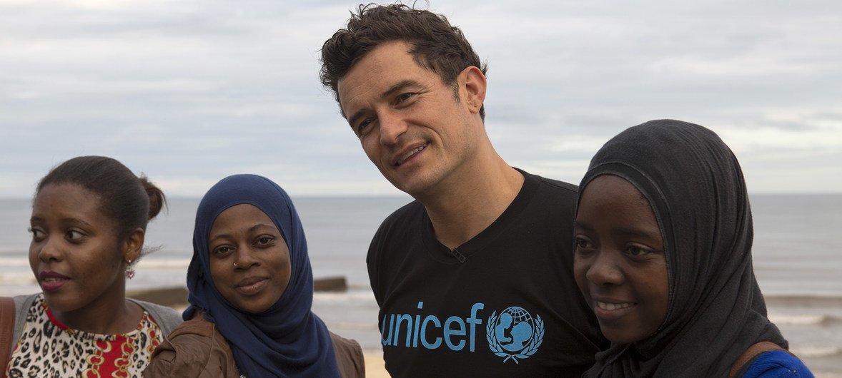 El actor Orlando Bloom junto a activistas en Beira, Mozambique. 