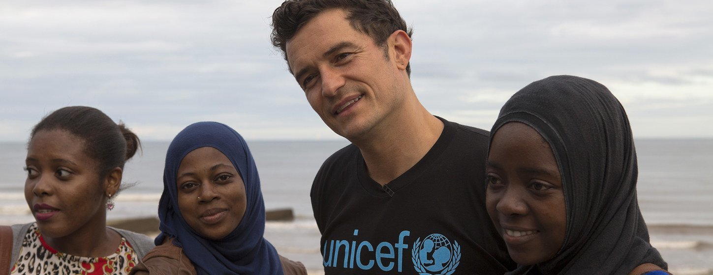 Orlando Bloom, ator e embaixador da Boa Vontade do Unicef com ativistas voluntários jovens na Beira, em Moçambique.