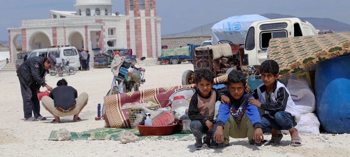 Depois de passar muitos dias ao relento, as famílias que fogem dos conflitos são abrigadas em tendas coletivas fornecidas pelo Crescente Vermelho Turco, na Síria 