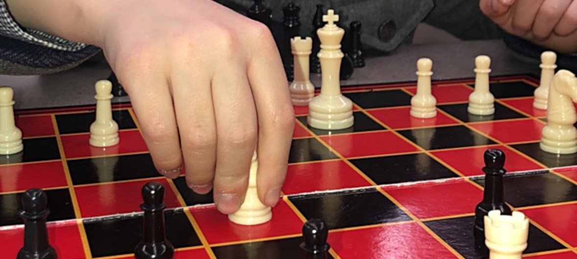 Игра шахматы способствует развитию логики и стратегического мышления у детей