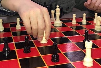 Игра в шахматы способствует развитию логики и стратегического мышления у детей