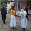 श्रीलंका में यूएन की रेज़िडेंट कोऑर्डिनटर हैना सिंगर ने एक चर्च का दौरा किया.