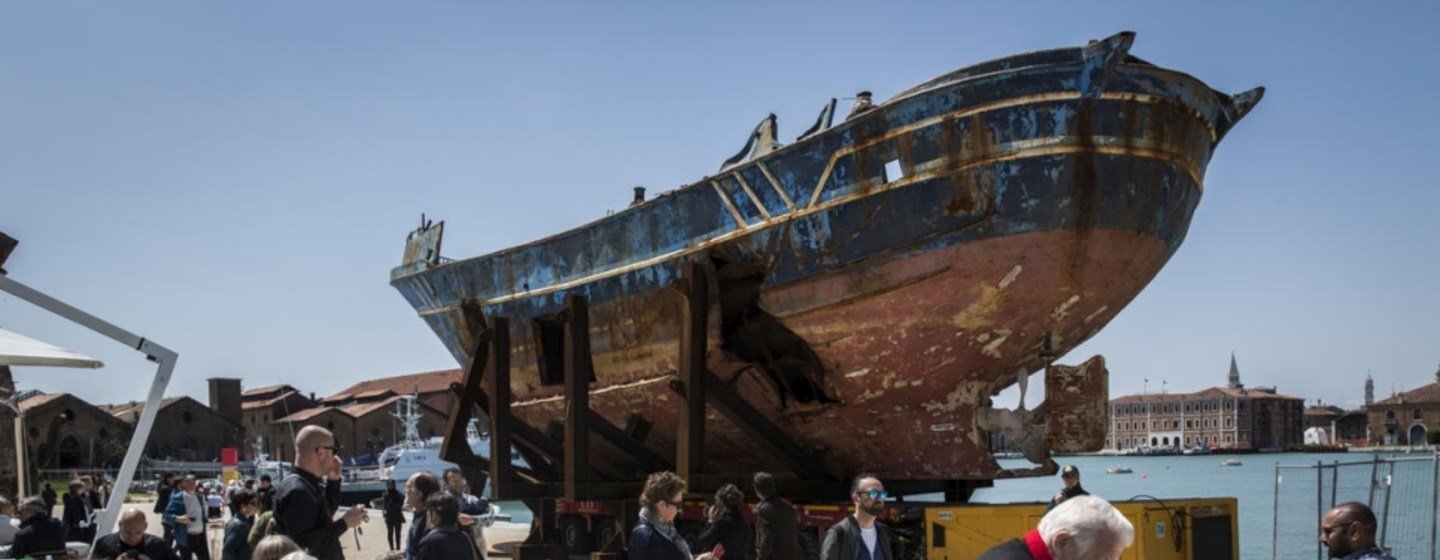 威尼斯双年展展出的作品之一——这艘船上的800名移民和移民葬身地中海。