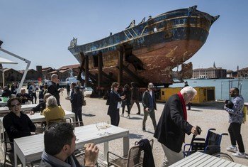 威尼斯双年展展出的作品之一——这艘船上的800名移民和移民葬身地中海。