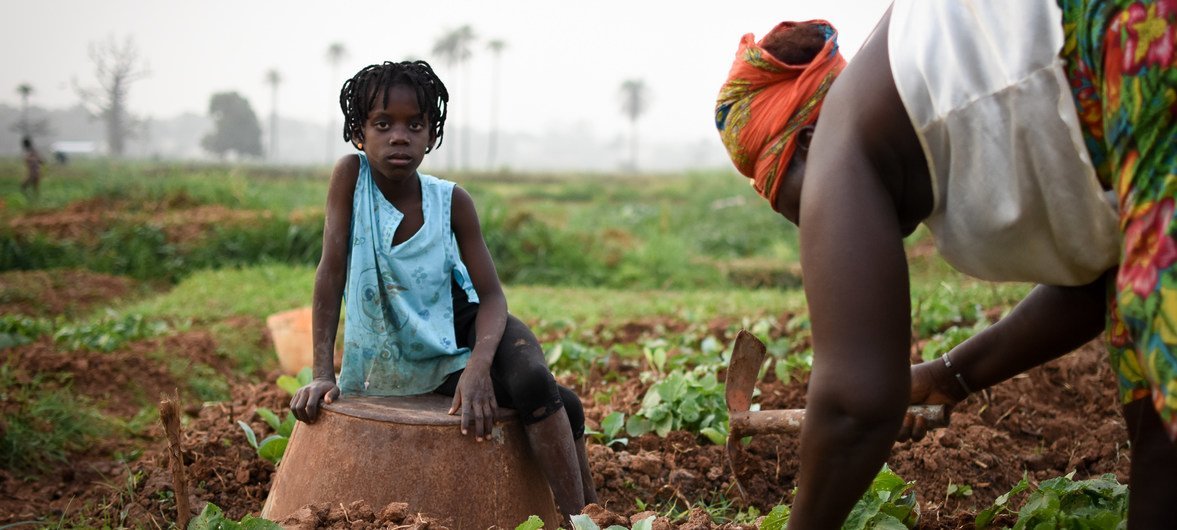 Paulita Cabral, com a filha, cultiva legumes que usa para comer e vender 