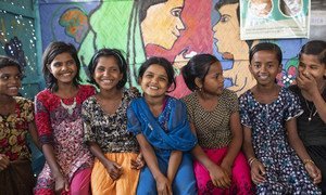 孟加拉国的库图帕朗难民营，来自缅甸的罗兴亚难民女童正在参加由难民署组织的社会心理技能讲座。