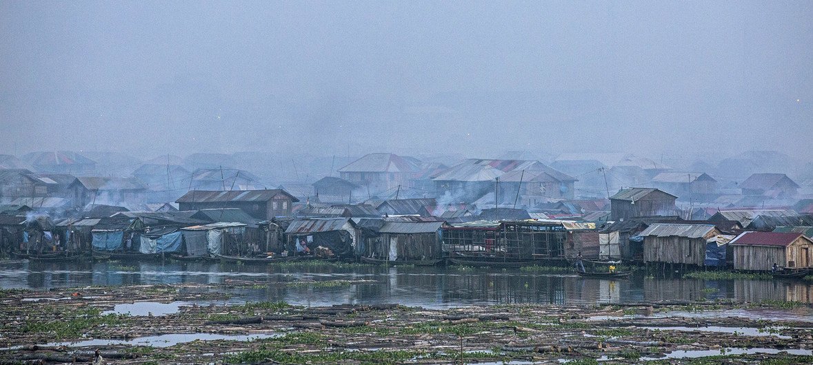 Les émissions des véhicules, les générateurs diesel, la combustion de la biomasse et les déchets contribuent à la mauvaise qualité de l'air dans la lagune de Lagos, au Nigéria. (archive 2016)