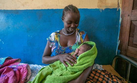 Mãe e recem-nascido no Centro de Saúde de Karenga, no Uganda