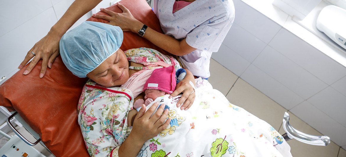 Mãe e filho em hospital na Mongólia após o parto