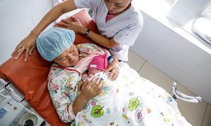 Mãe e filho em hospital na Mongólia após o parto