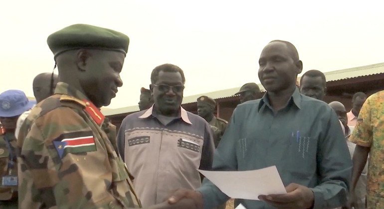 توقيع اتفاقية في كودوك، جنوب السودان، لإعادة مبنى مدرسي للاستخدام المدني بعد أن كانت جماعات مسلحة مختلفة قد استخدمته كثكنة عسكرية خلال السنوات الخمس الماضية. 