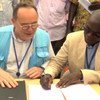 توقيع اتفاقية في كودوك، جنوب السودان، لإعادة مبنى مدرسي للاستخدام المدني بعد أن كانت جماعات مسلحة مختلفة قد استخدمته كثكنة عسكرية خلال السنوات الخمس الماضية. 
