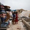 أطفال فروا من العنف المتصاعد في إدلب، يحتمون هنا في مخيم مكتظ بالنازحين في قرية العتمة بالقرب من الحدود التركية في الجمهورية العربية السورية. (مايو 2019).