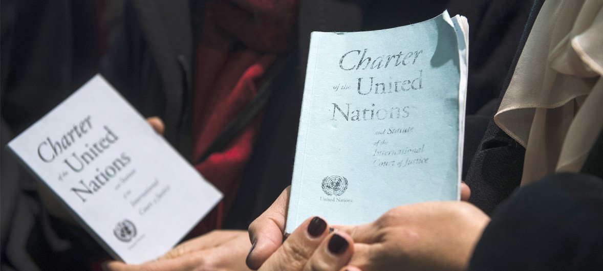 कुछ वरिष्ठ पदाधिकारियों ने संयुक्त राष्ट्र के चार्टर की प्रतियाँ न्यूयॉर्क स्थित मुख्यालय में प्रदर्शित कीं