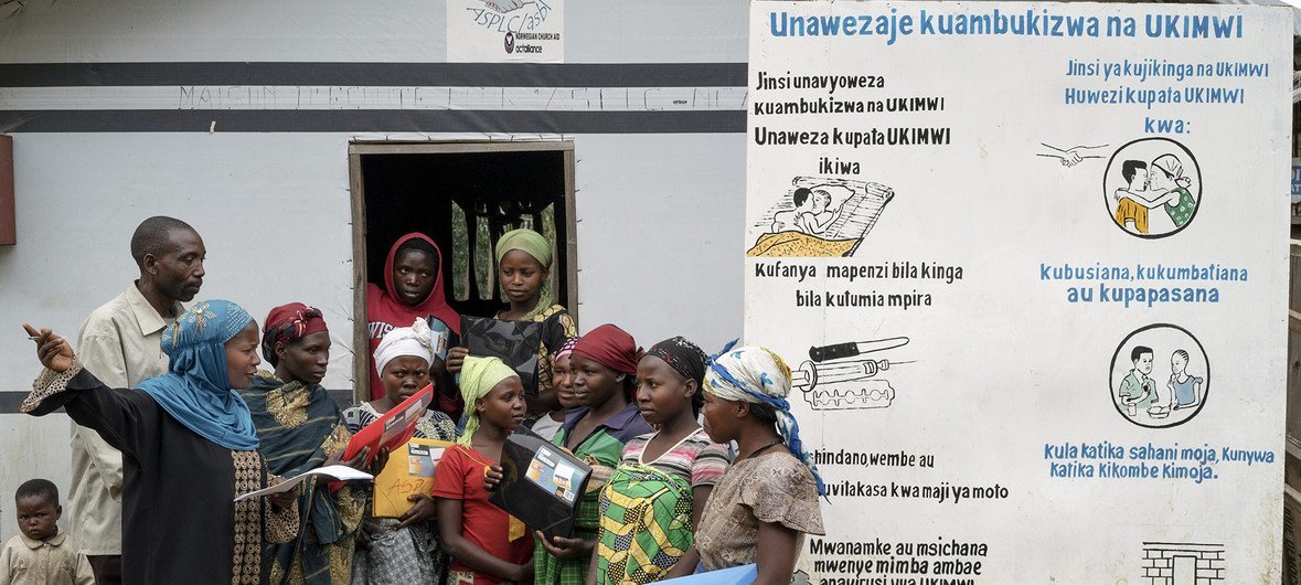 Mujeres en un campamento de desplazados de la República Democrática del Congo discuten la prevención de enfermedades de transmisión sexual.