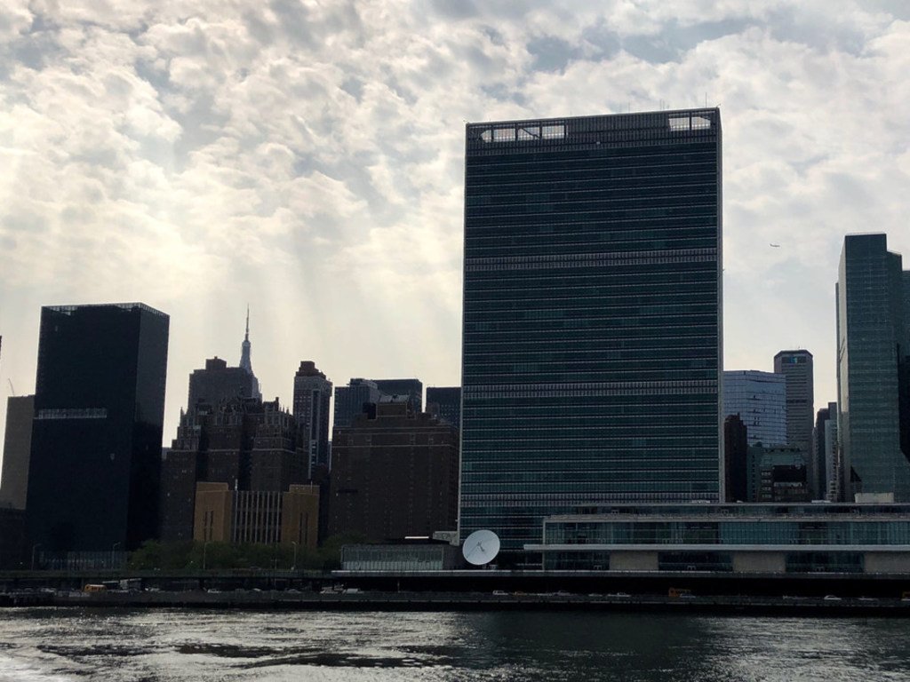 多云阳光下映衬的联合国纽约总部