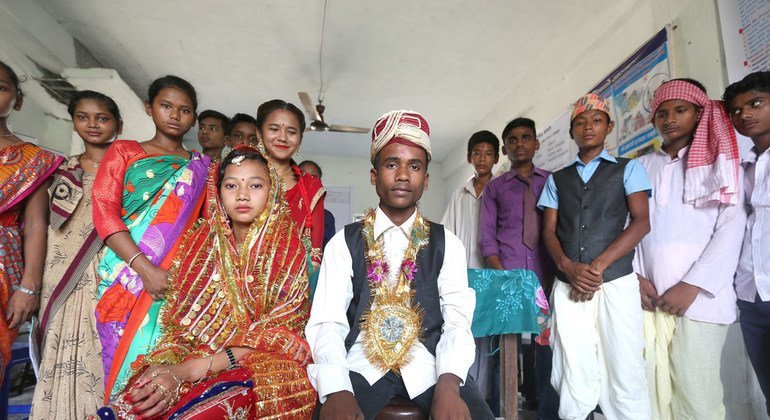 Adolescentes en Nepal realizan una dramatización del matrimonio infantil.