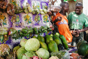 यूगांडा की राजधानी कंपाला में एक बाज़ार का दृश्य.
