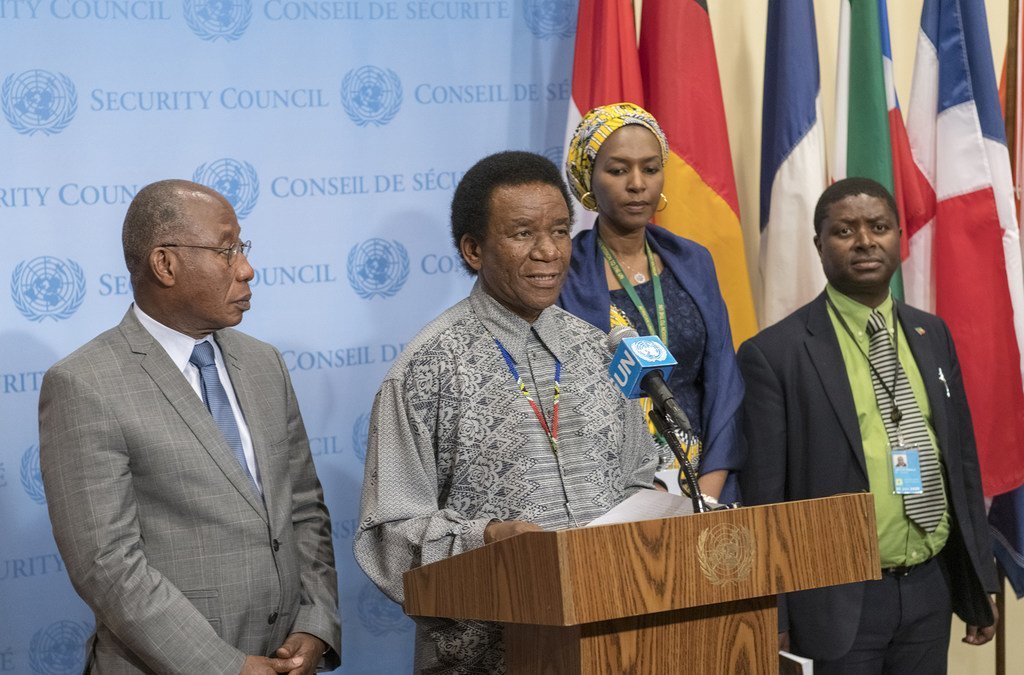 سفير جنوب أفريقيا، محاطا بسفراء غينيا الاستوائية وكوت ديفوار والاتحاد الأفريقي لدى الأمم المتحدة، يتحدث إلى الصحفيين أمام قاعة مجلس الأمن.