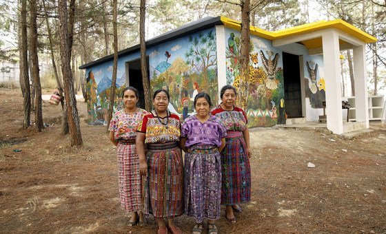 ग्वाटेमाला के सैन युआन कोमालापा में रोज़ालीना टुयूक (बाएँ से दूसरी) ने सेंटर फ़ार द हिस्टोरिकल मेमौरी ऑफ़ वीमैन स्थापित करने में मदद की. (अप्रैल 2018)