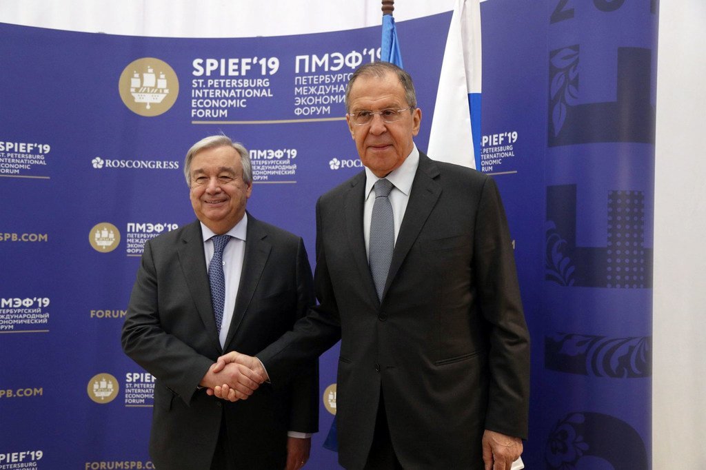 Le Secrétaire général de l'ONU, António Guterres , et le Ministre russe des affaires étrangères, Sergueï Lavrov, au Forum économique international de Saint-Pétersbourg, en Russie.