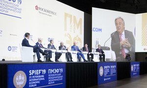 El Secretario General, António Guterres, en la pantalla durante la sesión de inauguración del Foro Económico Internacional de San Petesburgo 2019.