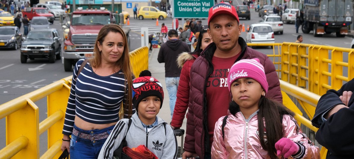 Una familia venezolana cruza el puente entre Ecuador y Colombia Una familia venezolana cruza el puente entre Ecuador y Colombia