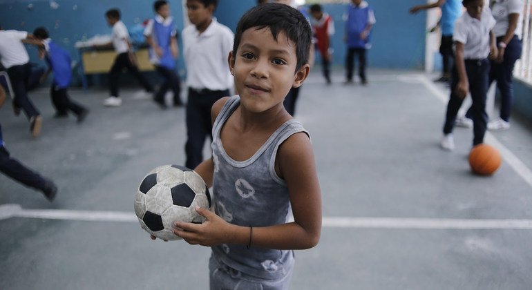 Un niño juega al fútbol en la escuela El Carmen en Petare, Caracas, Venezuela