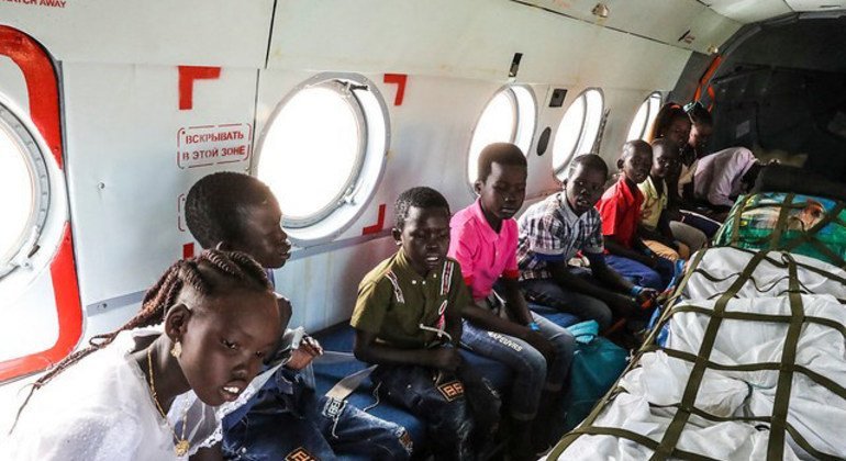 نطلقت خمس طائرات هليكوبتر واحدة تلو الأخرى، تنقل 86 نازحا - معظمهم من النساء والأطفال - إلى يواي في منطقة جونقلي بجنوب السودان. 