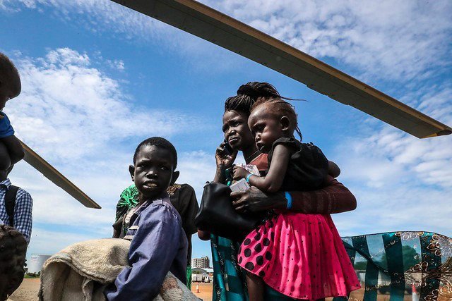 五架直升机相继驶出，将86名以妇女和儿童为主的流离失所者运送到南苏丹琼莱地区的尤艾。 他们受到多年未见的朋友和家人的欢迎。