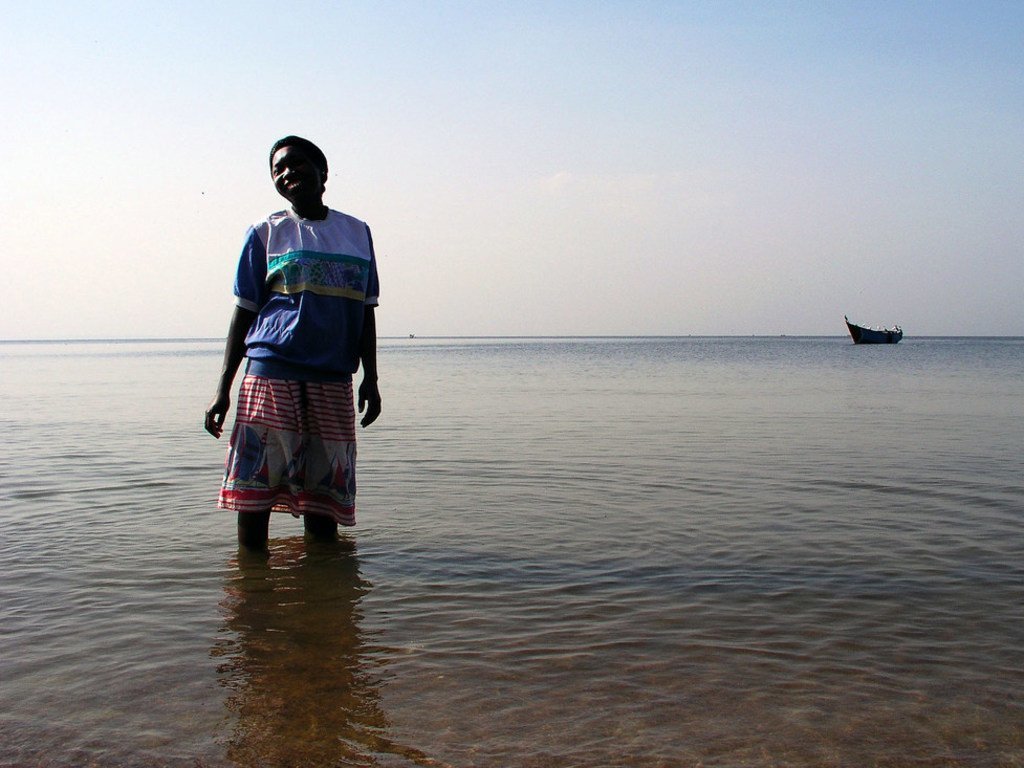 海洋是丰富的生物多样性的家园。恩德培一名妇女站在乌干达维多利亚湖岸边。