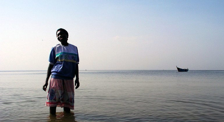 Mulher no lago Victoria, no Uganda