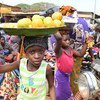 Des enfants vendent de la nourriture sur un marché de la ville de Korhogo, dans le nord-ouest de la Côte d'Ivoire (archives).