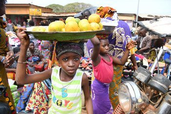 Des enfants vendent de la nourriture sur un marché de la ville de Korhogo, dans le nord-ouest de la Côte d'Ivoire (archives).