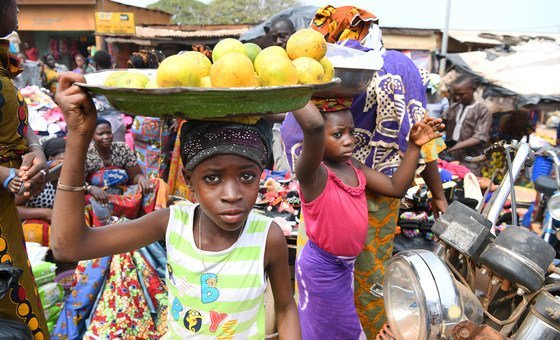 Children sell food at a market in the town of Korhogo, in the north-west of Côte d’Ivoire. (file 2017)