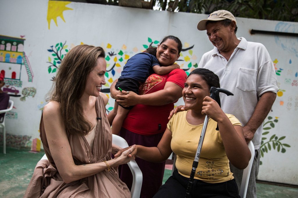Akiwa Riohacha nchini Colombia, mjumbe maalum wa UNHCR, Angelina Jolie, amekutana na Ester Barboza mwenye umri wa miaka 17 ambaye amekuwa na ulemavu wa kutoona tangu akiwa na umri wa miaka mitatu na alikimbia Venezuela kutokana na ukosefu wa matibabu.
