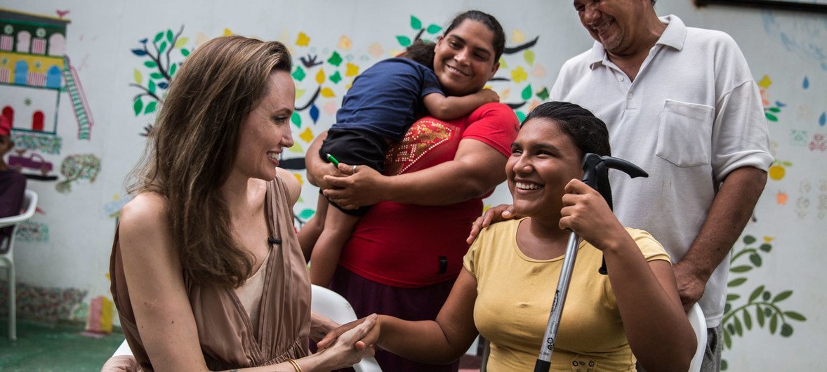  La enviada especial de ACNUR, Angelina Jolie, en Riohacha, Colombia, con Ester Barboza, una chica ciega de 17 años que huyó de Venezuela con su familia debido a la falta de atención médica.