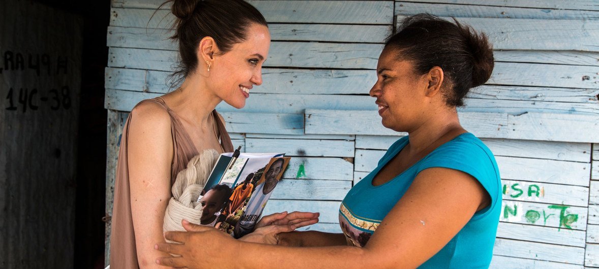 Alipotembelea eneo la Riohacha nchini Colombia, Mjumbe maalum wa UNHCR, Angelina Jolie alizungumza na Yoryanis Ojeda, mkimbizi wa zamani wa Colombia ambaye amerejea kutoka Venezuela kutokana na  uhaba wa chakula na tiba kwa watoot wake.