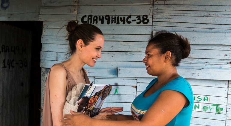 Angelina Jolie, enviada especial de ACNUR, visitó Rioacha, en Colombia. Allí habló con Yoryanis Ojeda, una exrefugiada colombiana que tuvo que retornar de Venezuela porque ya no podía conseguir comida y medicinas para sus hijos.
