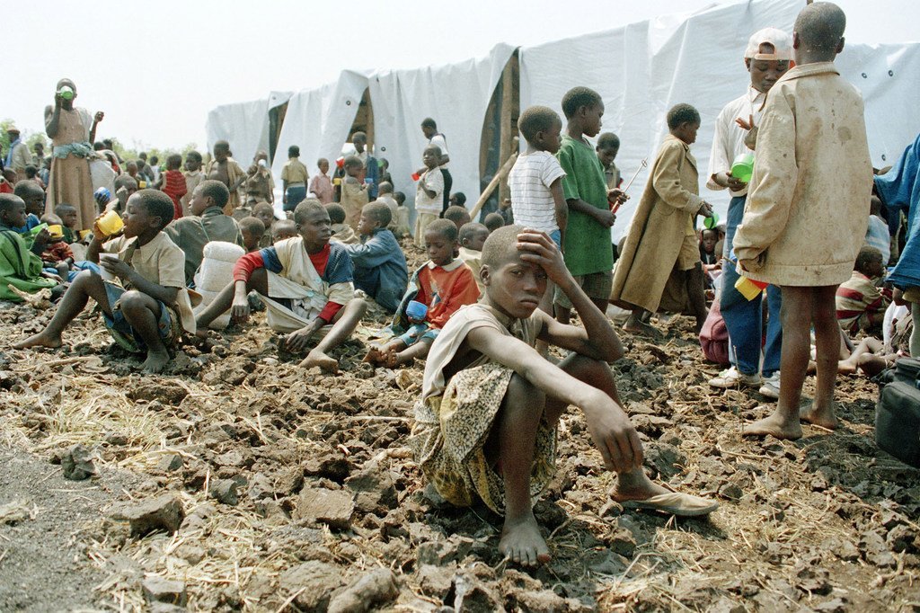 1994年7月，失去父母的卢旺达儿童在位于戈马的难民营中。卢旺达大屠杀的发生常被视作是联合国工作的一次重大失败。