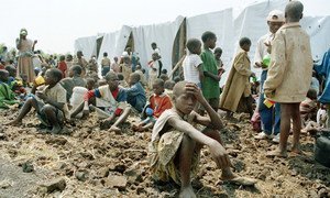 Des enfants rwandais ayant perdu leurs parents se reposent dans le camp de Ndosha à Goma, le 25 juillet 1994.