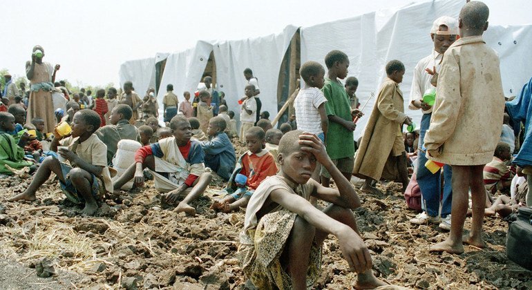 Niños ruandeses que han perdido a sus padres descansan en el campamento de Ndosha, en Goma. (25 de julio de 1994)
