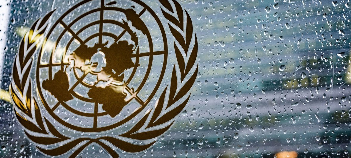 Vista del emblema de la ONU desde el interior de la sede.