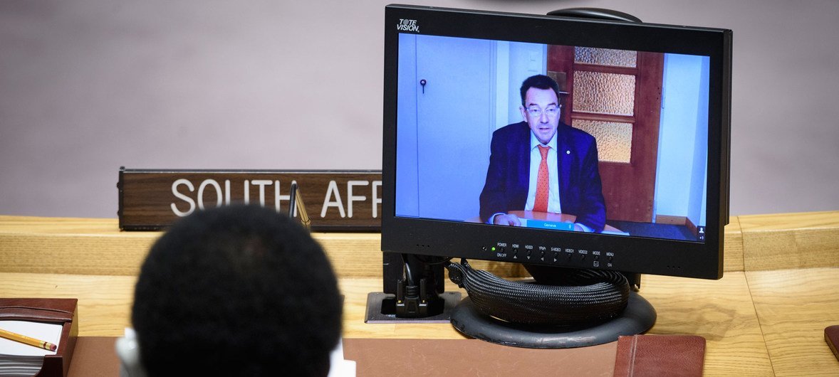 红十字国际委员会主席彼得·毛雷尔(在屏幕上)向安理会通报关于武装冲突中保护平民的会议。(档案照片)