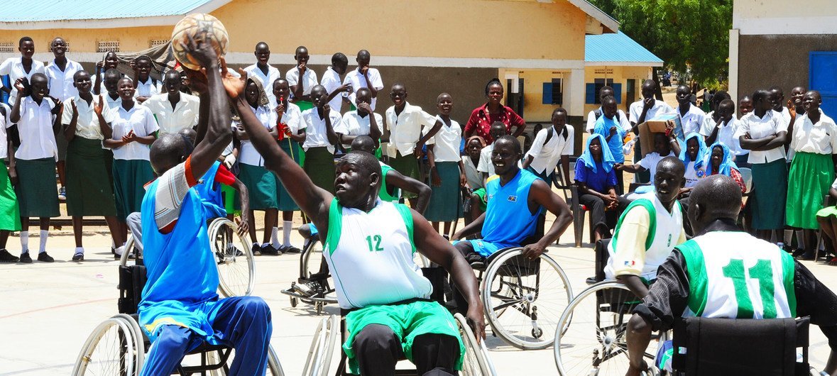 Deportistas con discapacidad jugando al baloncesto en Sudán del Sur.