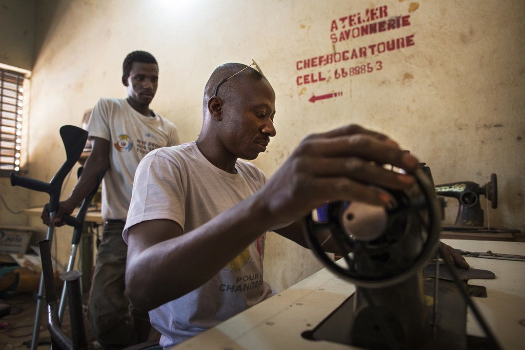 Une association pour personnes handicapées au Mali enseigne à ses membres comment fabriquer du savon et des chaussures (photo d'archives).