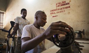 Una asociación de personas con discapacidad en Malí enseña a sus miembros a fabricar jabón y zapatos. 