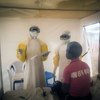 Wahudumu wa afya wakitoa matibabu kwa mtoto wa umri wa miaka 15 ambaye anashukiwa kuugua Ebola nchini Jamhuri ya Kidemokrasia ya Kongo, DRC.